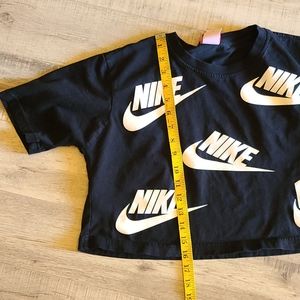 Cropped NIKE Futura Logo Shirt